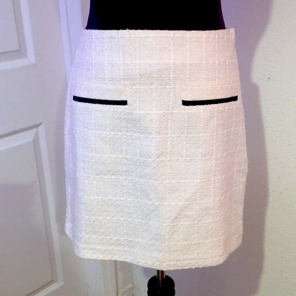 LOFT creme color mini skirt